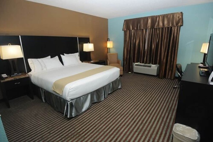 1 King Bed (10 of 14)
