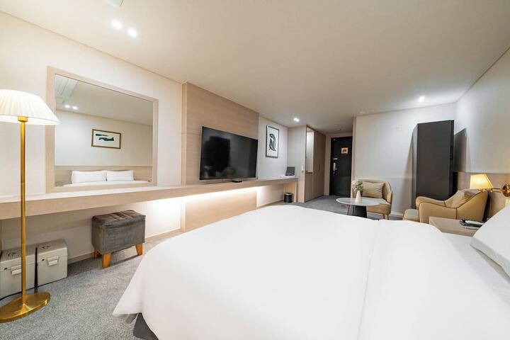 Room 13 of 83