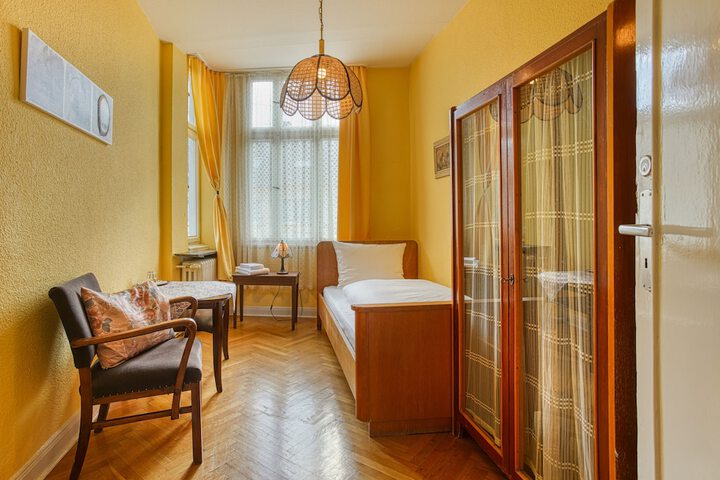 Room 4 of 34