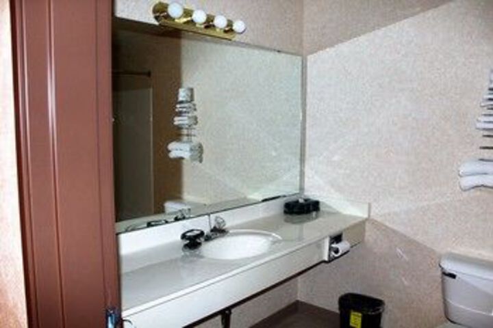 Room 8 of 76