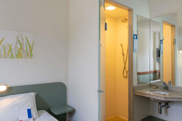 Room 53 of 74