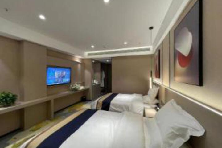 Room 7 of 8