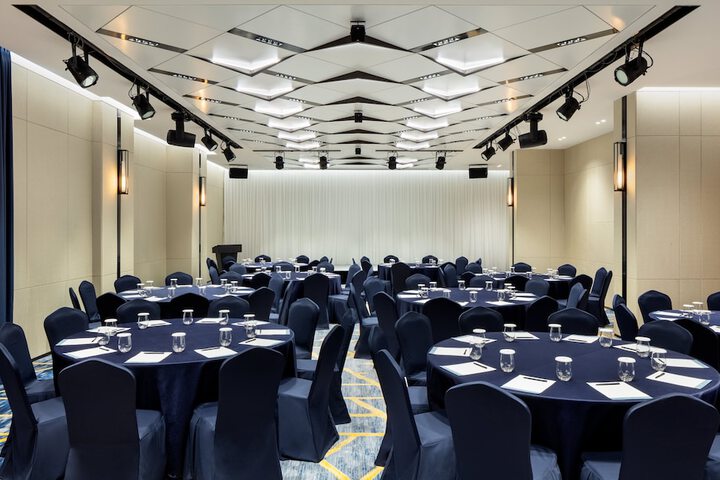 Ballroom/Hall 21 of 27