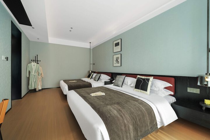 Room 9 of 80