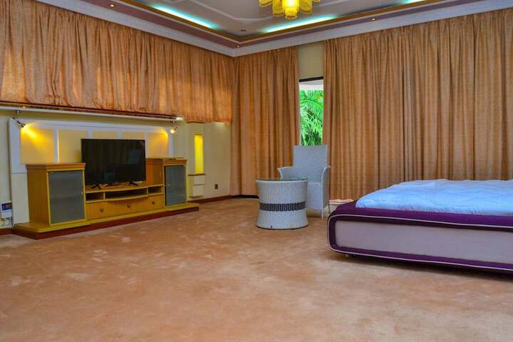 Room 6 of 25