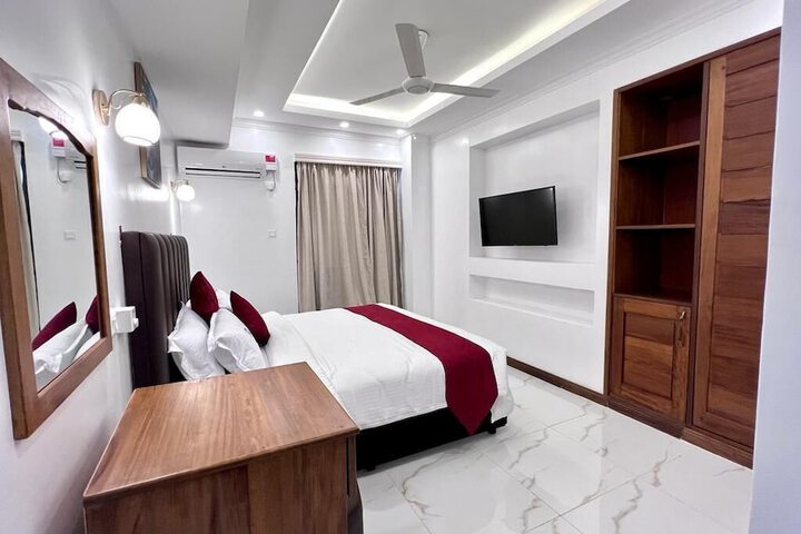 Room 4 of 12