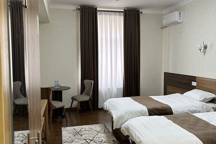 Room 11 of 25