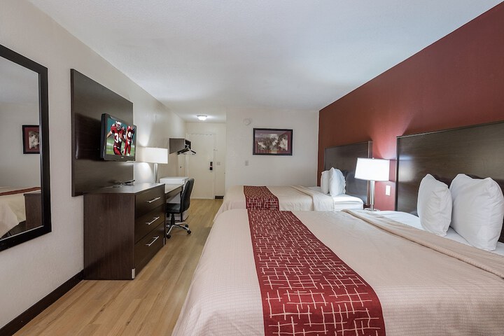 2 Queen Beds (7 of 9)
