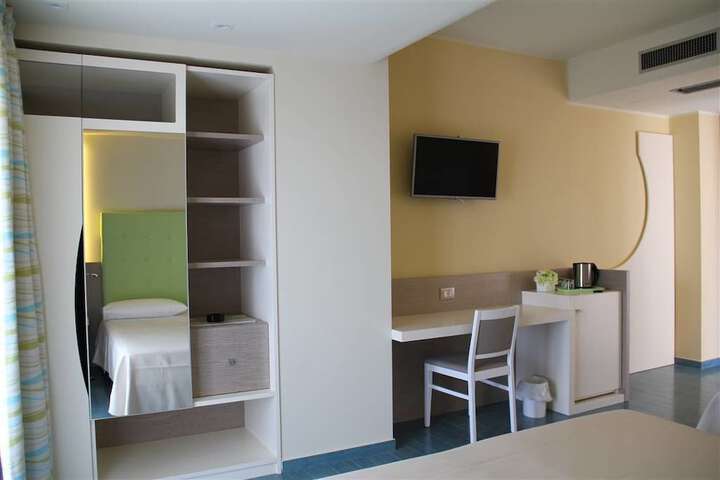 Room 8 of 90