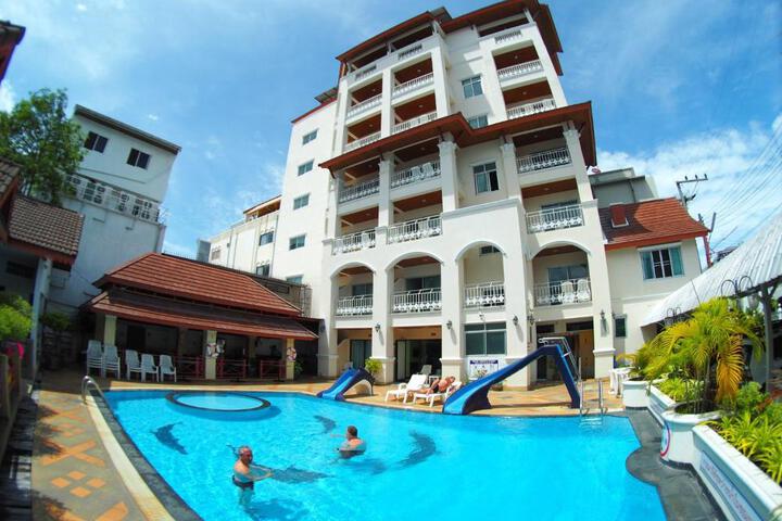 Exterior of Jed Pee Nong Hotel โรงแรมเจ็ดพี่น้อง
