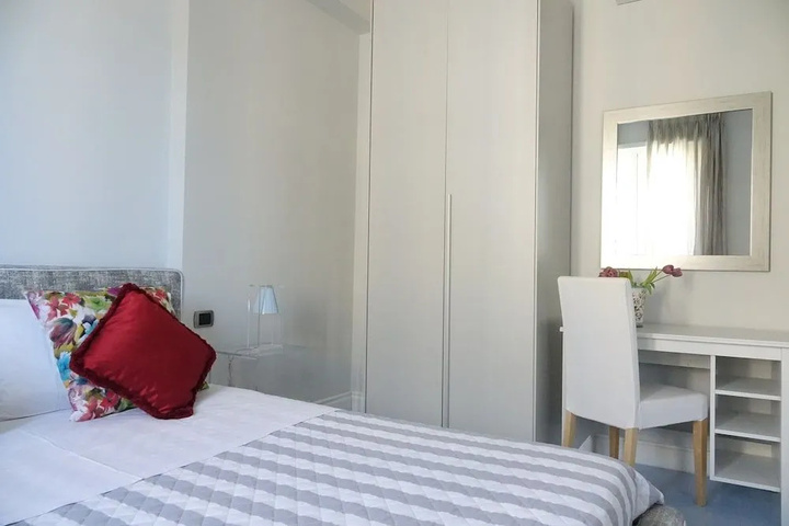 Room 6 of 10
