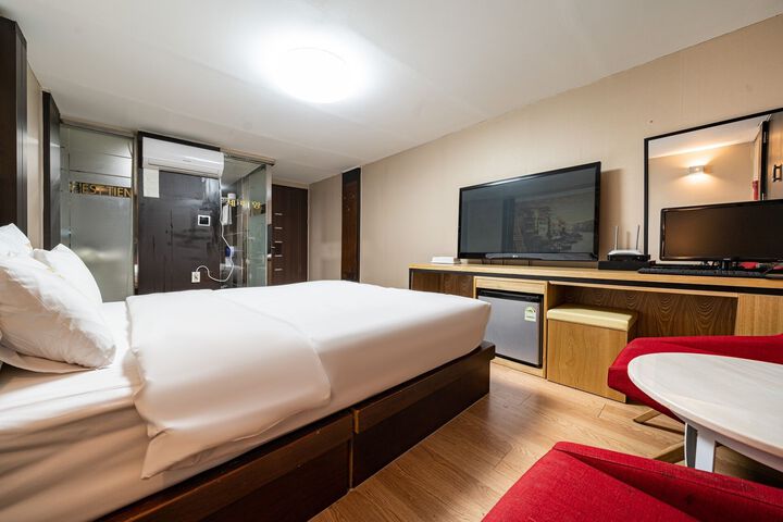 Room 2 of 10