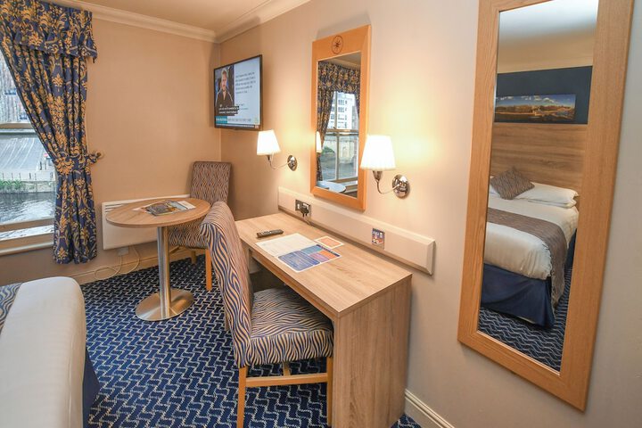 Room 70 of 216