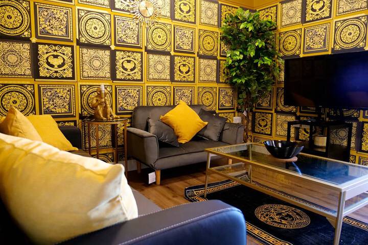Sexy Luxurious Versace Apartment Near Sheffield Image 1