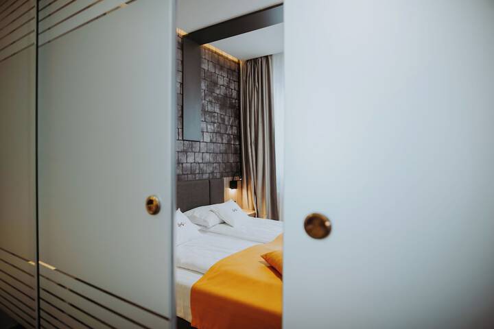 Room 53 of 132