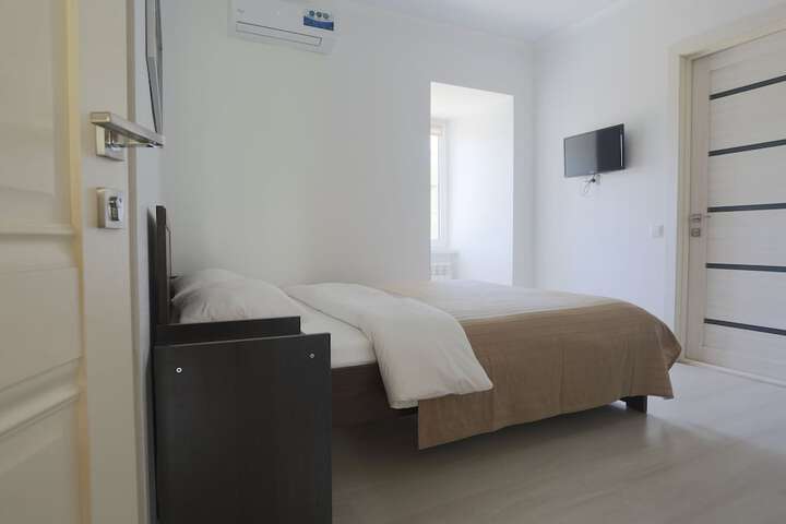 Room 4 of 13