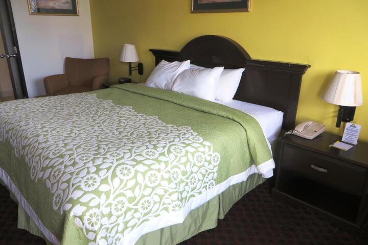 1 King Bed (10 of 17)