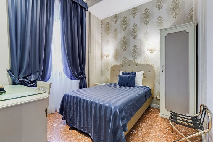Room 21 of 106