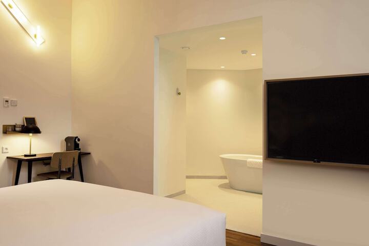 Room 33 of 82