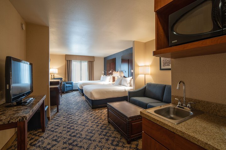 1 Queen Bed Accessible (11 of 15)