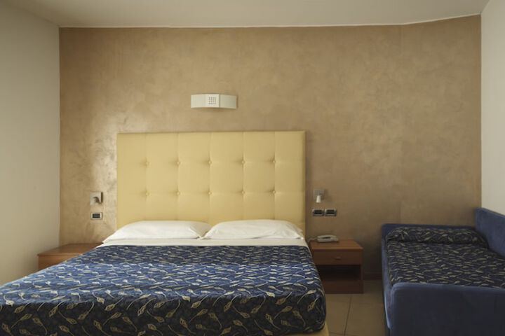 Room 22 of 65