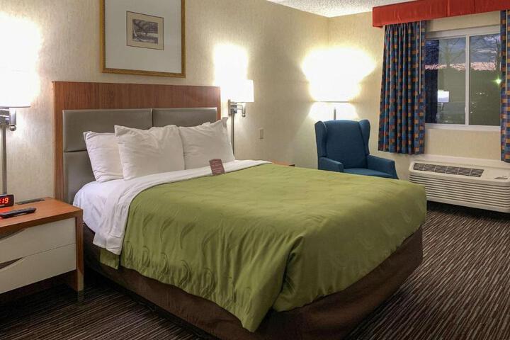 1 Queen Bed (4 of 12)