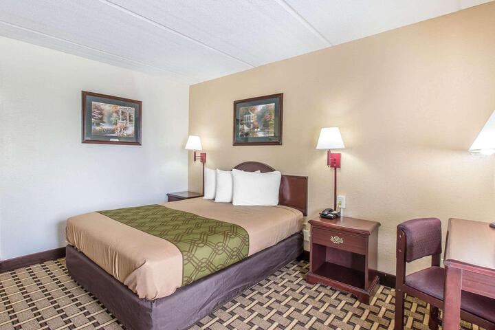 1 Queen Bed (10 of 12)