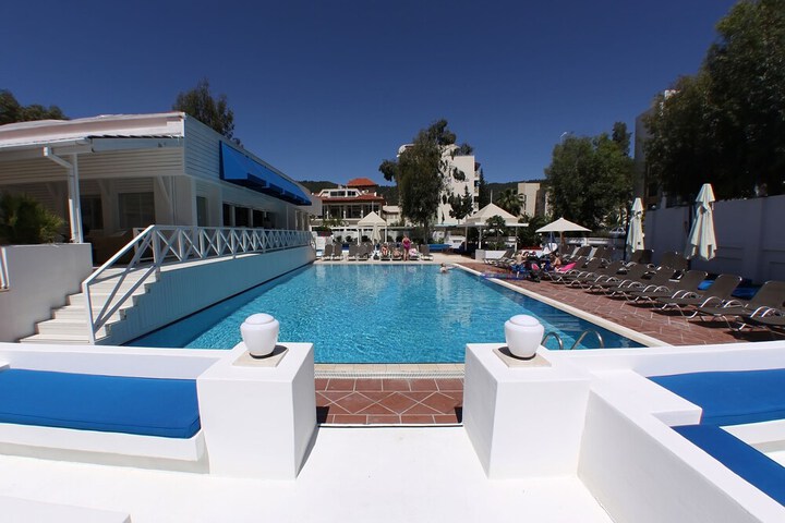 Pool 10 of 28
