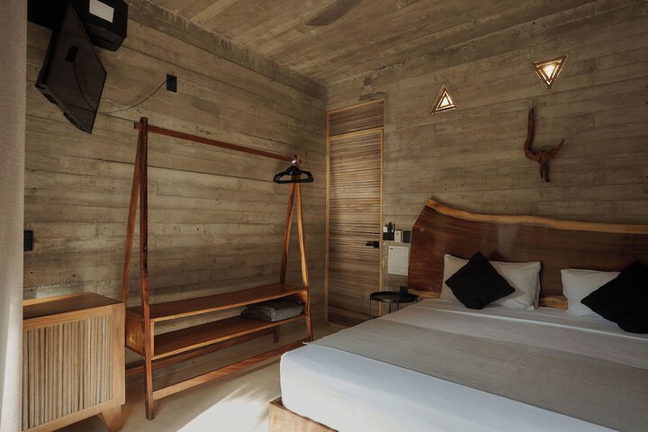 Room 11 of 80