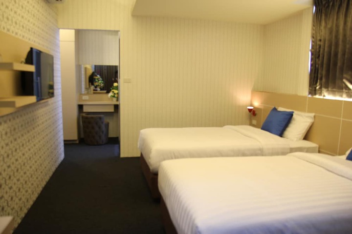 Room 13 of 36