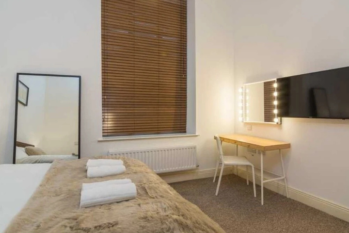 Room 2 of 10