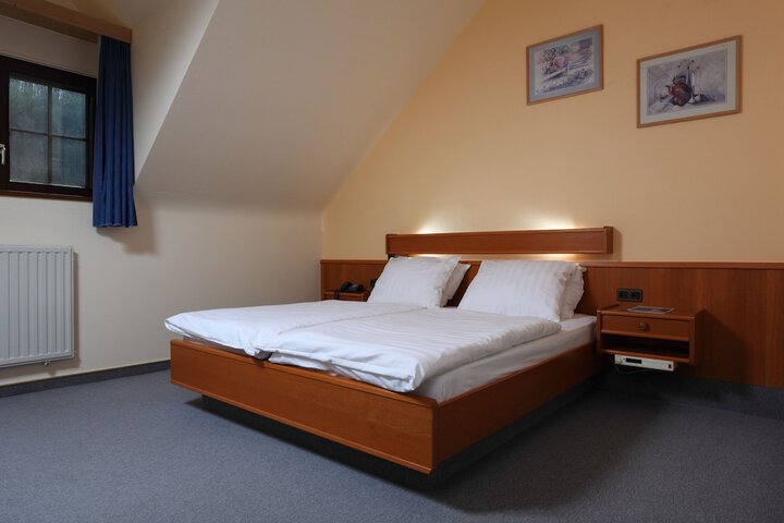 Room 4 of 37