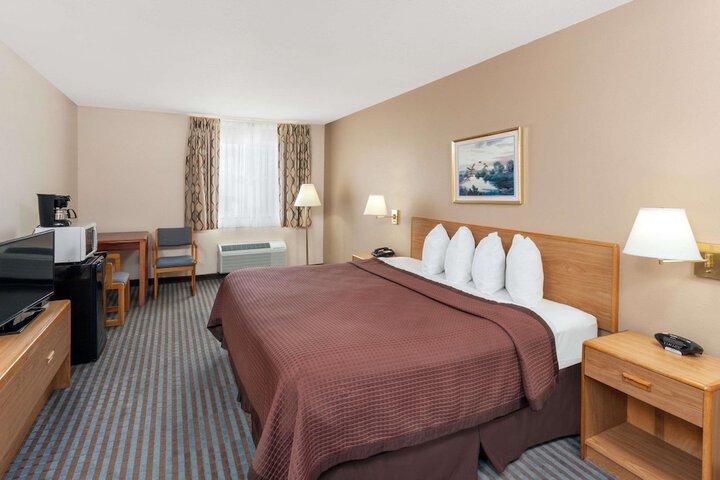 1 King Bed (3 of 5)