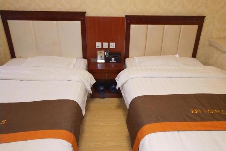 Room 9 of 12