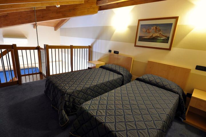 Room 9 of 30
