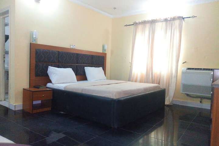 Room 17 of 33