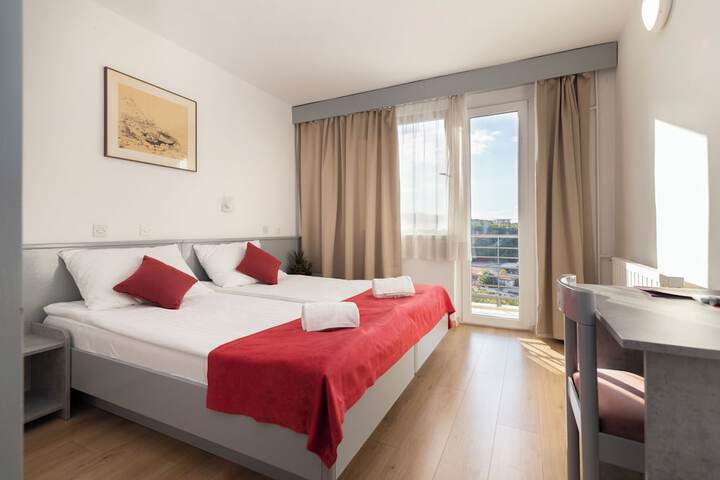 Room 4 of 25