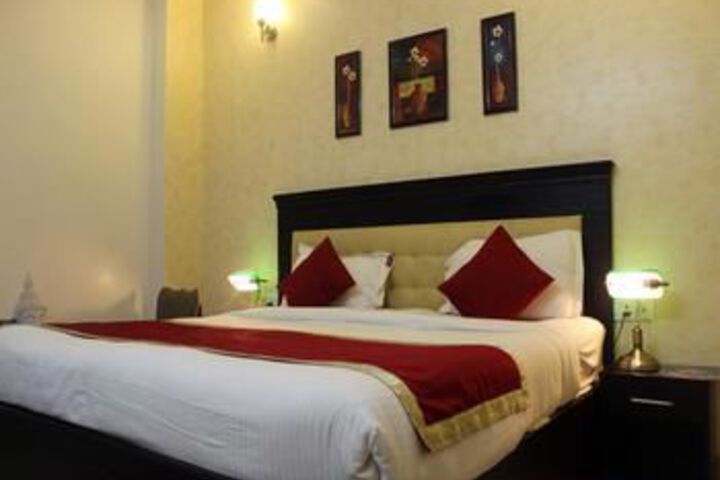 Room 17 of 28