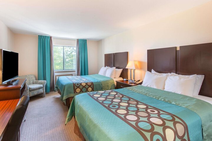1 Queen Bed (6 of 12)