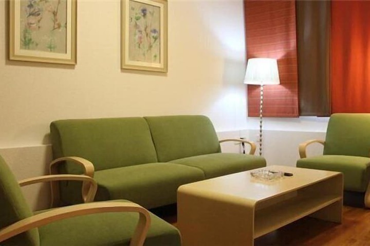 Room 6 of 8