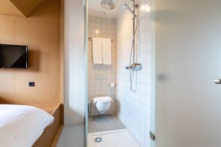 Room 26 of 37