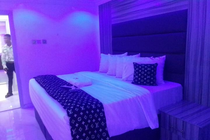 Room 13 of 18