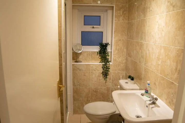 Room 7 of 16