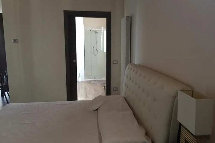Room 4 of 16
