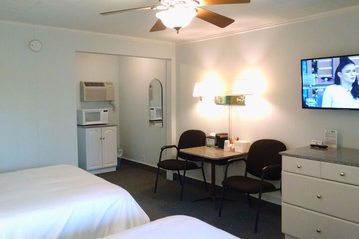 1 Queen Bed (1 of 8)
