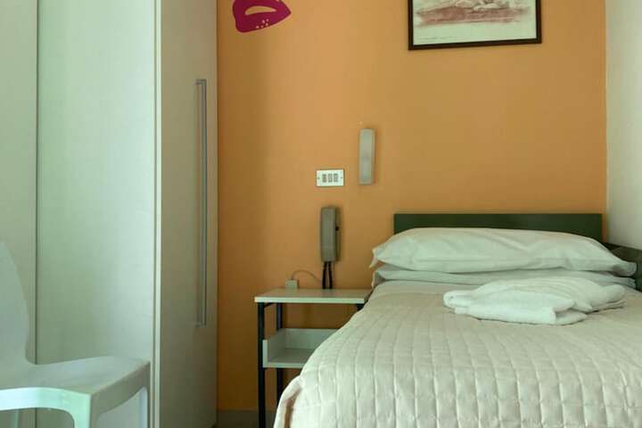 Room 15 of 62