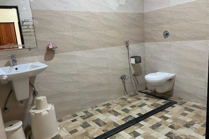 Room 6 of 14