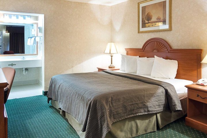 1 King Bed (2 of 6)