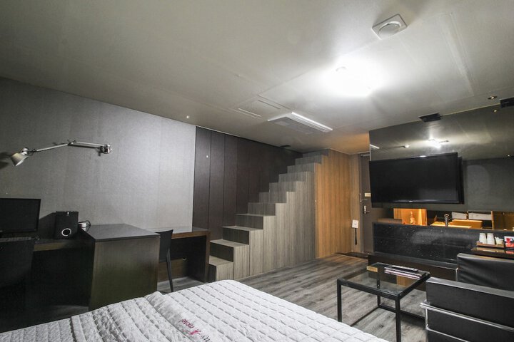 Room 43 of 95