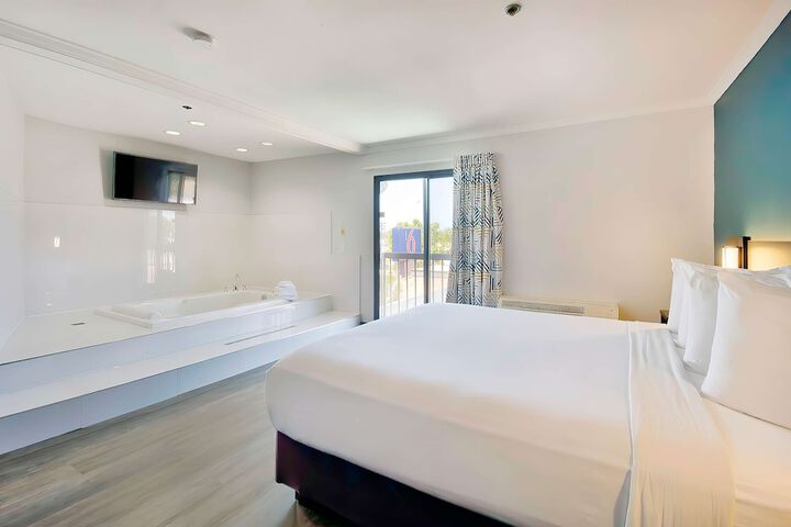 1 King Bed (3 of 23)